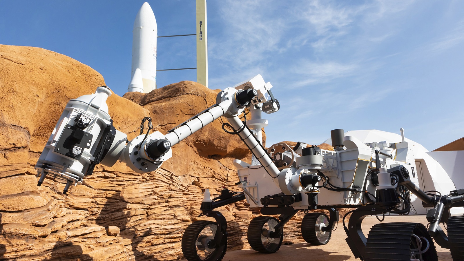 Terrain Martien - le rover Perseverance sur le Terrain Martien - Cité de l'espace