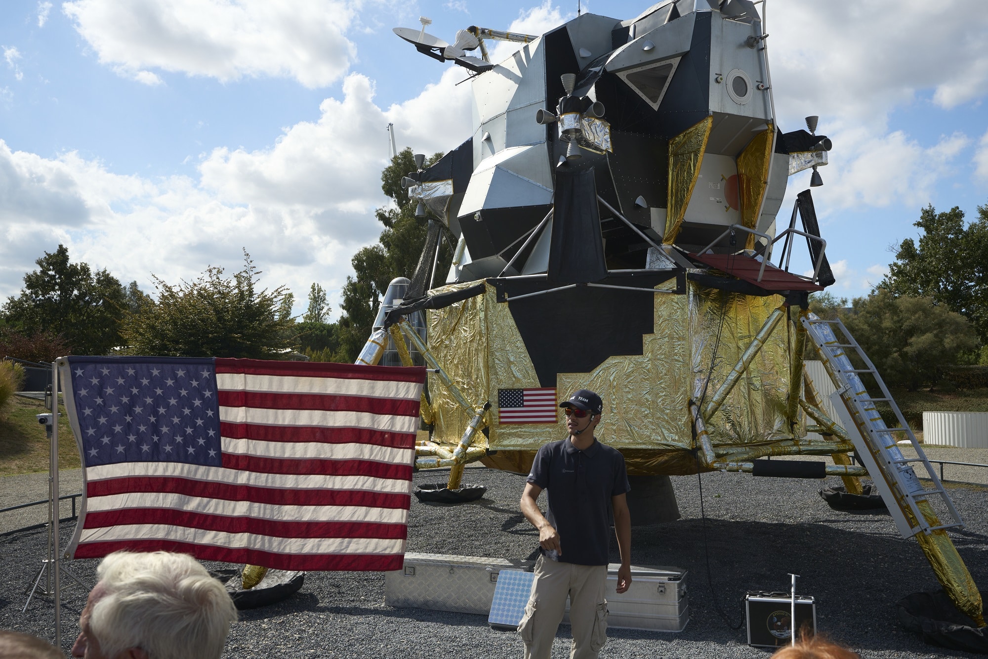 module lunaire et drapeau américain